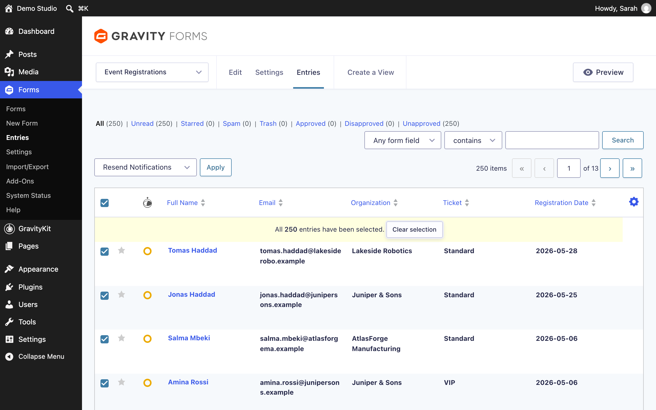 The Bulk actions dropdown above the entries table with Resend Notifications selected, next to the Apply button.